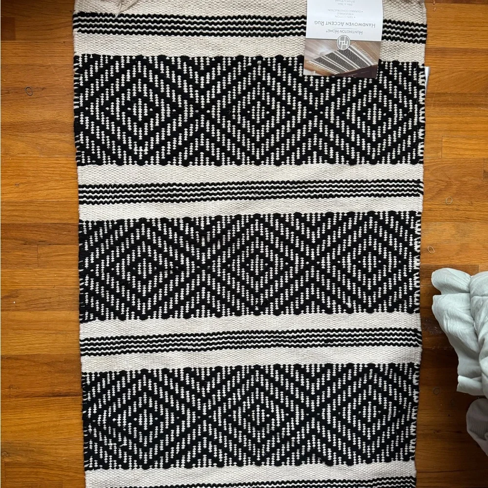 Black and White Reversible 24x36 inch Geometric Pattern Rug